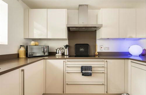 Modern contemporary home in beautiful setting - Foto 51