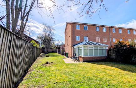 Charming Townhome Retreat, close to Manchester - Photo 5