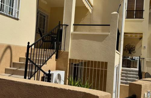 En perle med plass til voksne og familien, solfylt terrasse 5 min fra stranden - Foto 24