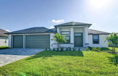 Newly built Villa Ballerina with heated pool and incredible view into beautiful Arrowheadcanal - Photo 6