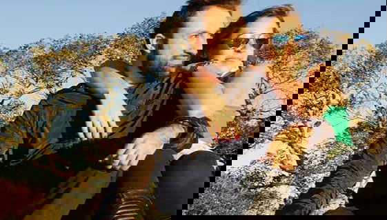 Una pareja admirando las vistas desde la cima de Pedra Redonda