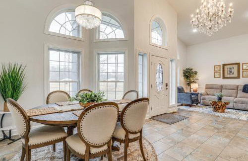 Riverfront Retreat with Fire Pit and Deck - Foto 6