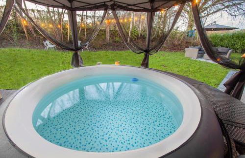 The Dairy Cottage with hot tub & pizza oven - Photo 4