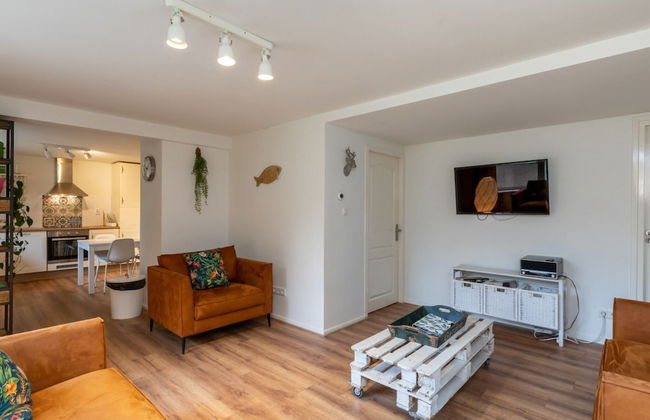 Beautiful Bungalow With Garden - Photo 10