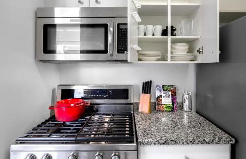 Tribeca 2BR City views Indoor pool Gym NYC-172 - Foto 7