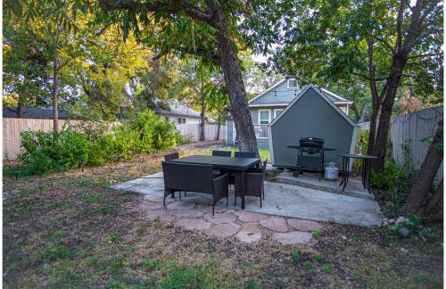 Chic Downtown Farmhouse With Garden and BBQ Grill - Photo 38