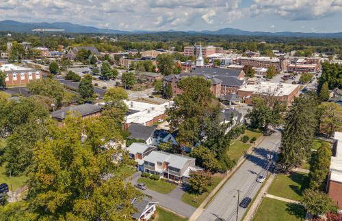 Walk to Main St Hendersonville Chic Home with Yard - Foto 3