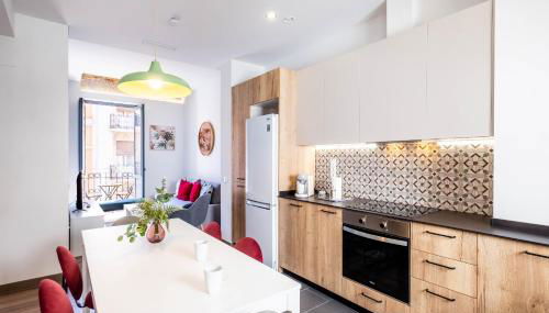 Spacious Apartment with Great Views - Photo 5