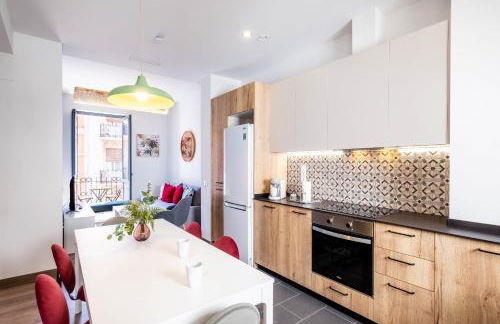 Spacious Apartment with Great Views - Photo 5