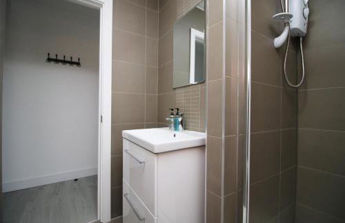 New Cardiff Bloc Exclusive Apartments By Prime Stays - Shops and Parking - Great for Groups and Families - Foto 38