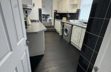 Comfortable 3BR Stay Perfect for 6 Guests - Foto 13