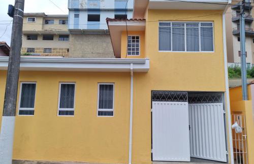 Casa com dois quartos,dois banheiros,sendo um, uma suíte,sala de estar cozinha e garagem - Foto 1