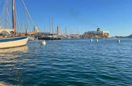 Au cœur du vieux Toulon au calme appartement rénové climatisé confortable étage élevé avec ascenseur proche parking et toutes commodités - Foto 34