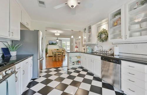 Whimsical Bluebird Cottage Hot Tub Patio Pet Friendly Central Location - Foto 10