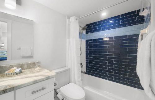 Luxury direct oceanfront corner with large private balcony, heated pool and garage - Photo 38