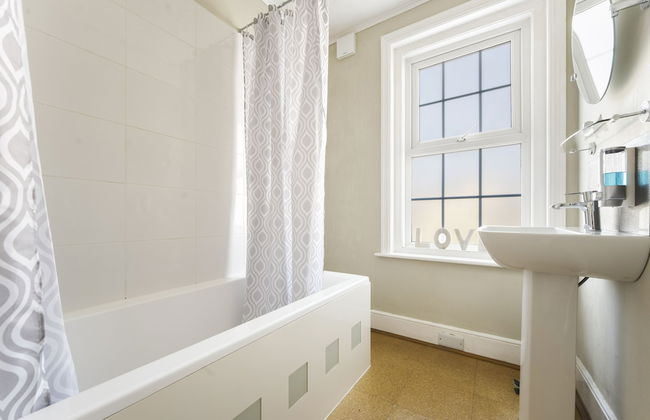 Family Friendly 3BR House w garden BBQ - Foto 23