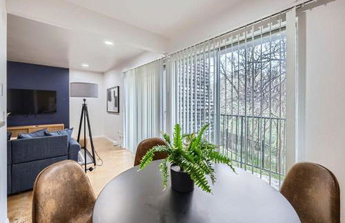 Your Airy King Suite Getaway - Sleeps 4 - Pool, Prkg - Photo 13