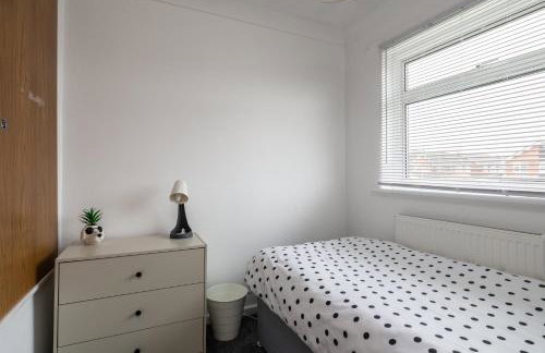 Spacious 3BR Home in Leighton Buzzard Parking Sleeps 5 Walk to Town & Train Near Rushmere Country Park & Leighton Buzzard Railway Perfect for Families & Work Stays - Foto 19