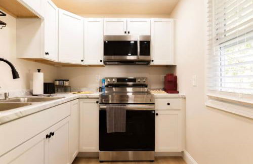 King Comfort - Bright and Modern 1BR Stay in Dunlap - Foto 6