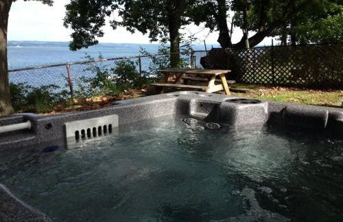 Anthony Beach - Seneca Lakefront Retreat w Covered Dock Lounge Area - Hot Tub & Fire Pit - Pets OK - Foto 10