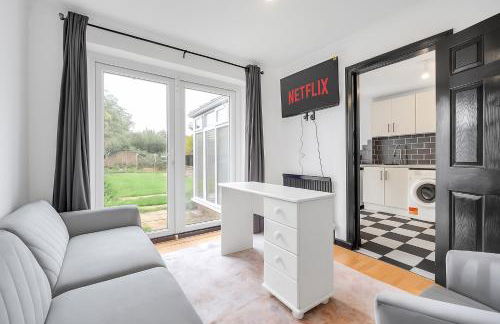 Spacious 4-Bed Haven in Orpington Retreat - Photo 3