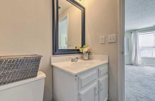 Inviting Charlotte Getaway - Half Mile to UNC! - Foto 21