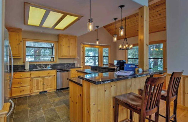 Black Bear by Avantstay Spacious Viking Lodge in Tahoe Donner w/ Game Room & Hot Tub! - Photo 19