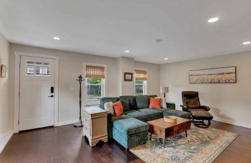 Charming Family Saratoga Home Walk to Track & Downtown - Photo 9