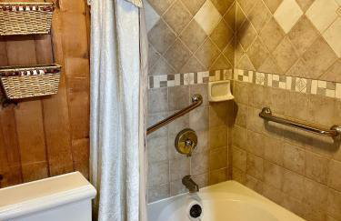 Lake Escape to an Elegant 4 Br Home - Foto 29