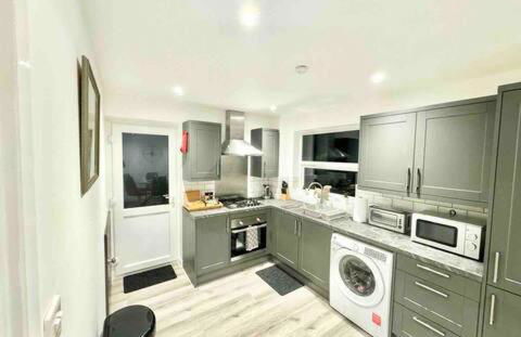 Swindon 3 Bedroom spacious home parking & garden - Foto 1