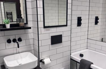 Central 2-Bed Apartment with Balcony & Parking - Foto 37