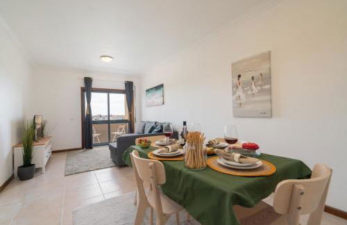 Sunny Cozy Flat w/ Terrace - São João - Foto 23