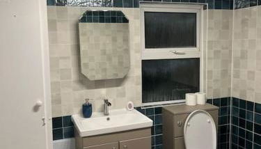 Stunning 2 bed apartment located on high street, 5 minutes from New Cross station, free parking, 1 minute from famous 5 star Lit shisha bar and restaurant - Foto 3