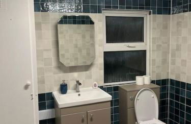 Stunning 2 bed apartment located on high street, 5 minutes from New Cross station, free parking, 1 minute from famous 5 star Lit shisha bar and restaurant - Foto 3