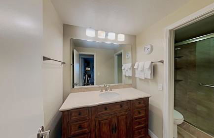 Spacious 3 Bed 3 Bath Condo with Pool - Foto 16