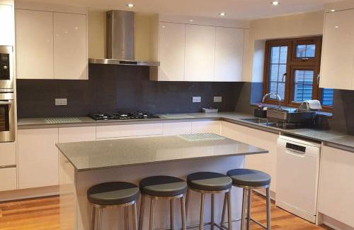 Luxury London House Sleeps x 16, Free Parking, Free Wifi, Garden Patio, Close to tube line easy access to Central London - Foto 48