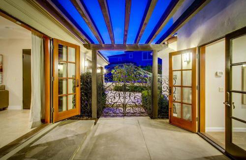 Mediterranean Beauty with Rooftop Deck and Views - Foto 13