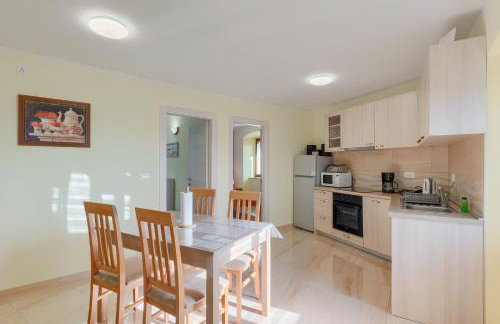 Mediterranes Apartment mit Panoramablick, Pool, Privatparkplatz, Grill - Photo 16