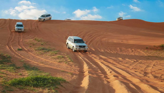 Recorriendo el desierto Al Wadi en los 4x4