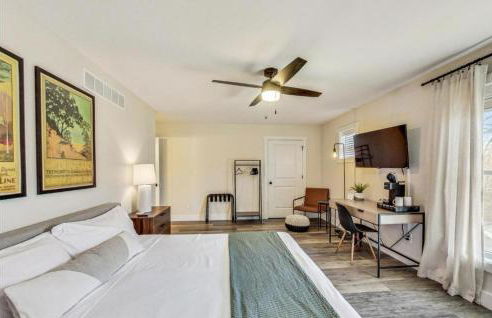 Parking! Hot tub! 10 min walk to beach - Foto 9