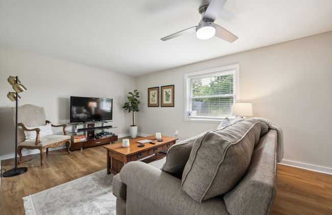 Tranquil Cozy 3br Home With Deck & Bbq 3 Bedroom Home by RedAwning - Photo 15