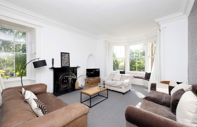 Delightful 3-bed Flat with Parking - Foto 28