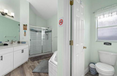 Single-Level Home w Heated Pool & 9MI to Disney - Photo 24