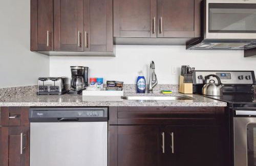 2BR Executive Downtown Apartment - Photo 18