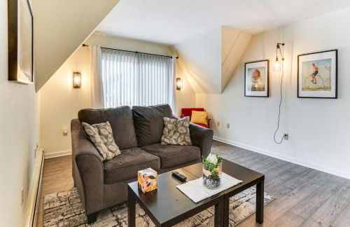 Walk to Town Charming Unit with Balcony in Bedford! - Foto 1