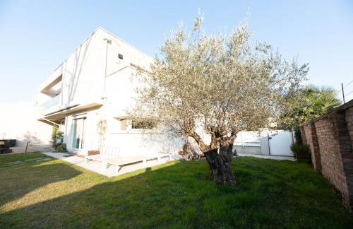 GuestHost- Exclusive Villa with Private Garden - Foto 2