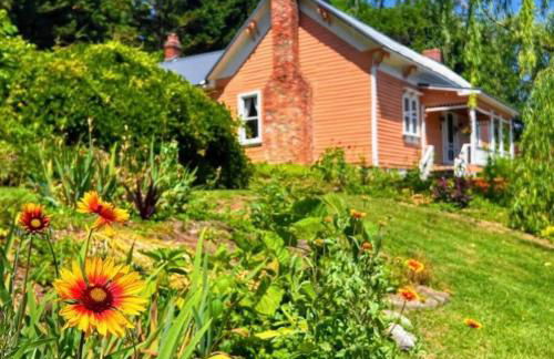 Historic 1818 Riverfront Cottage - Foto 1