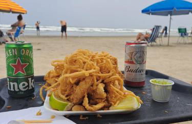 Apto aconchegante beira mar com ar no quarto - Foto 4