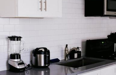 Chicago Chic, Cozy 1BR with Stylish Workspace - Photo 3