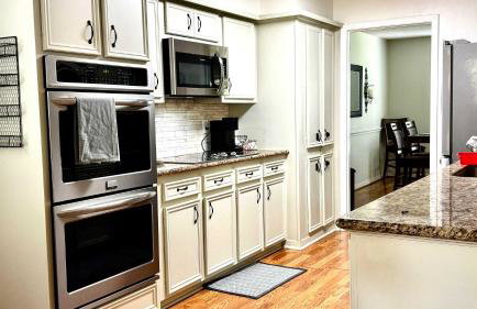 Stylish 4BR Retreat in Cypress - King Bed -Fireplace -Outdoor Patio - TVs in 4 Rooms - Foto 22